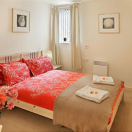 Discovery Accommodation Уитби Екстериор снимка