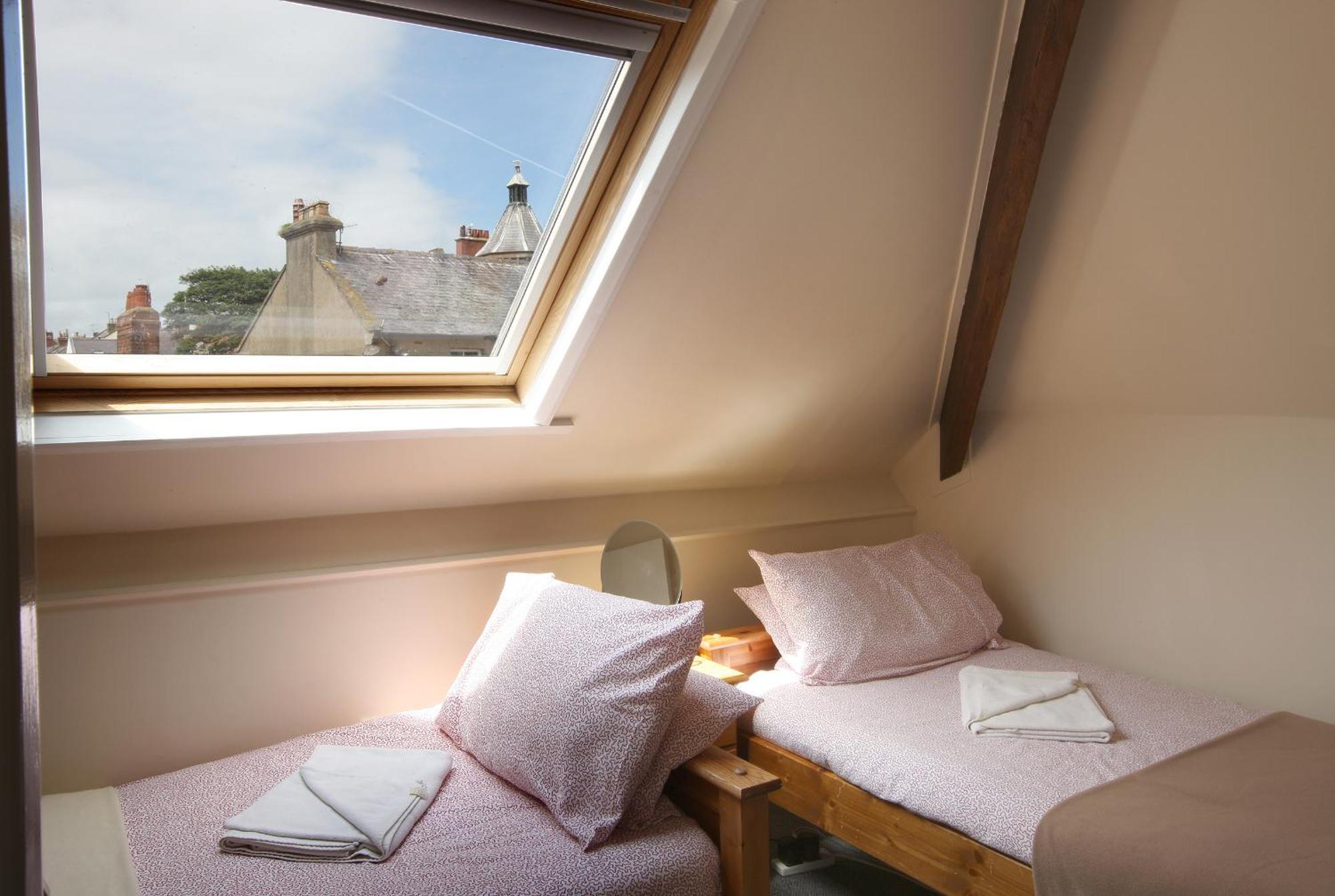 Discovery Accommodation Уитби Екстериор снимка