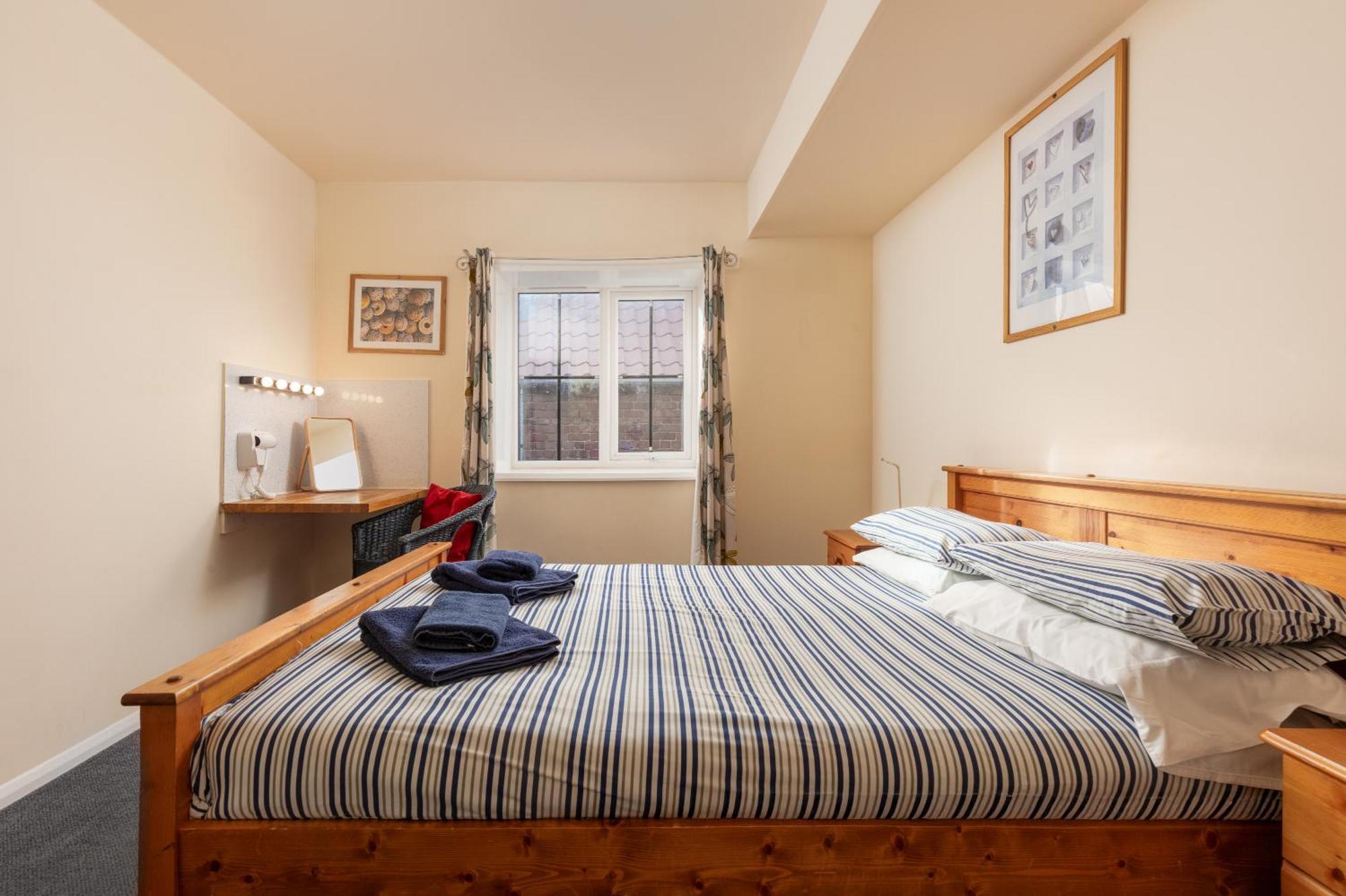 Discovery Accommodation Уитби Екстериор снимка