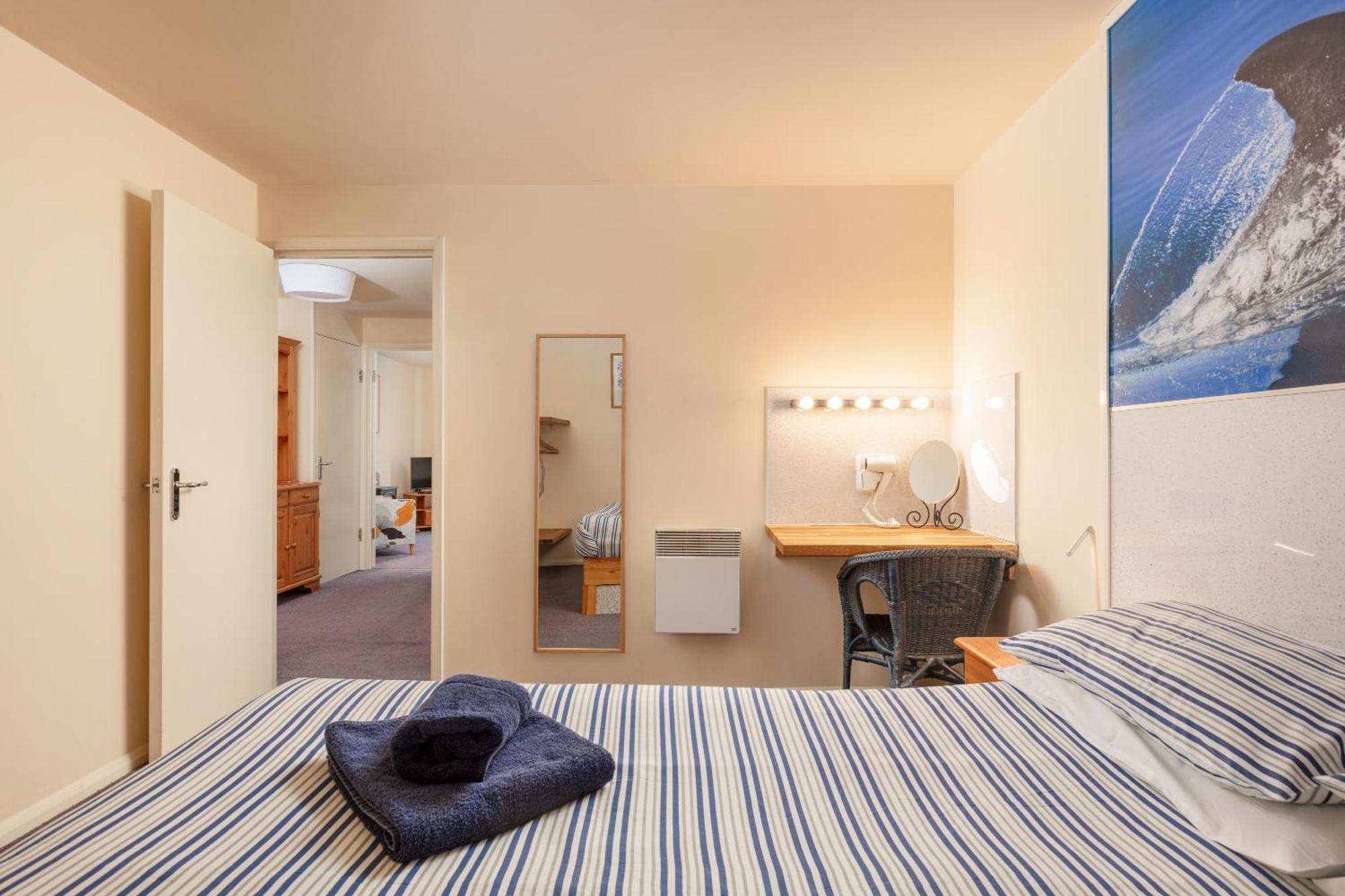 Discovery Accommodation Уитби Екстериор снимка