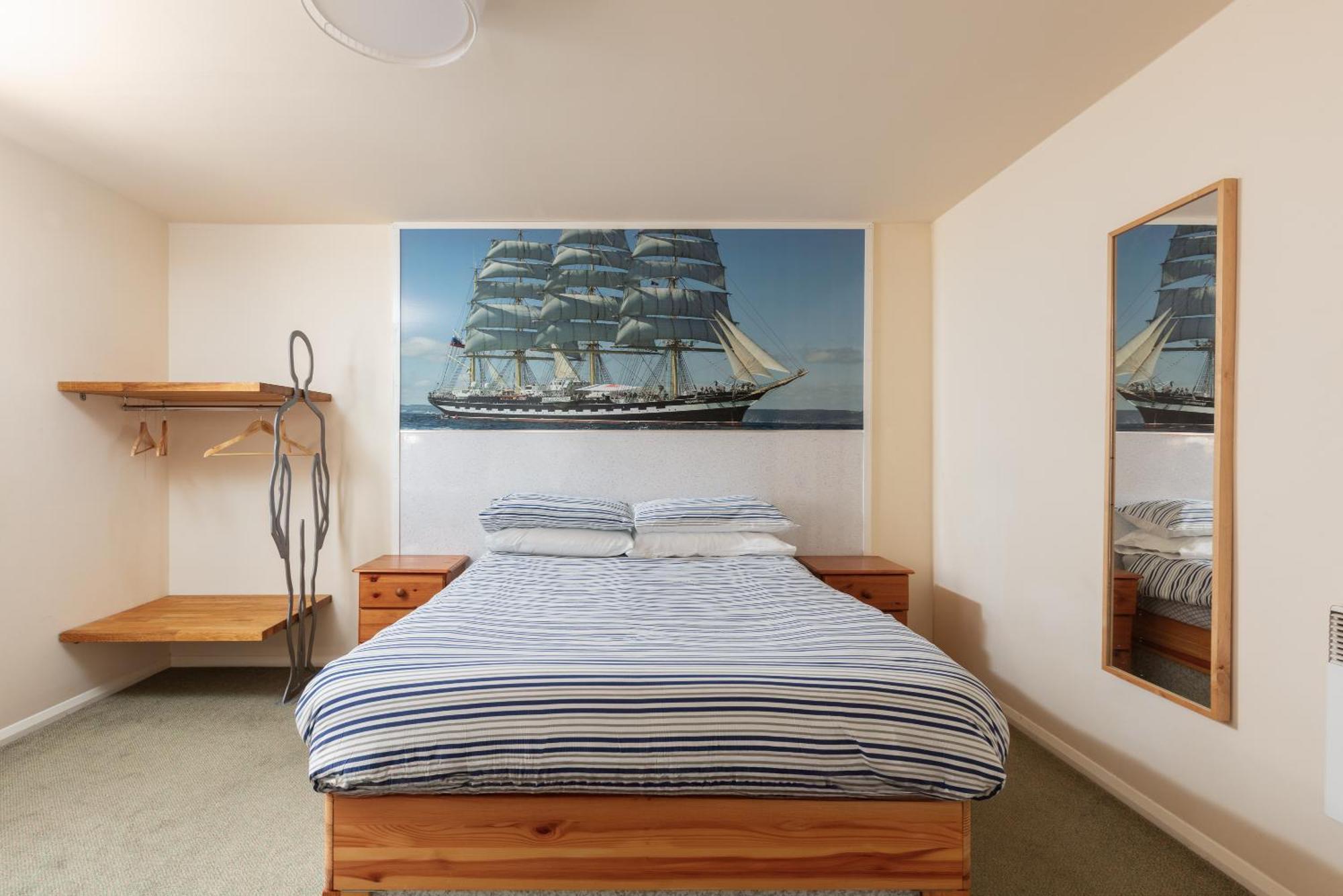 Discovery Accommodation Уитби Екстериор снимка