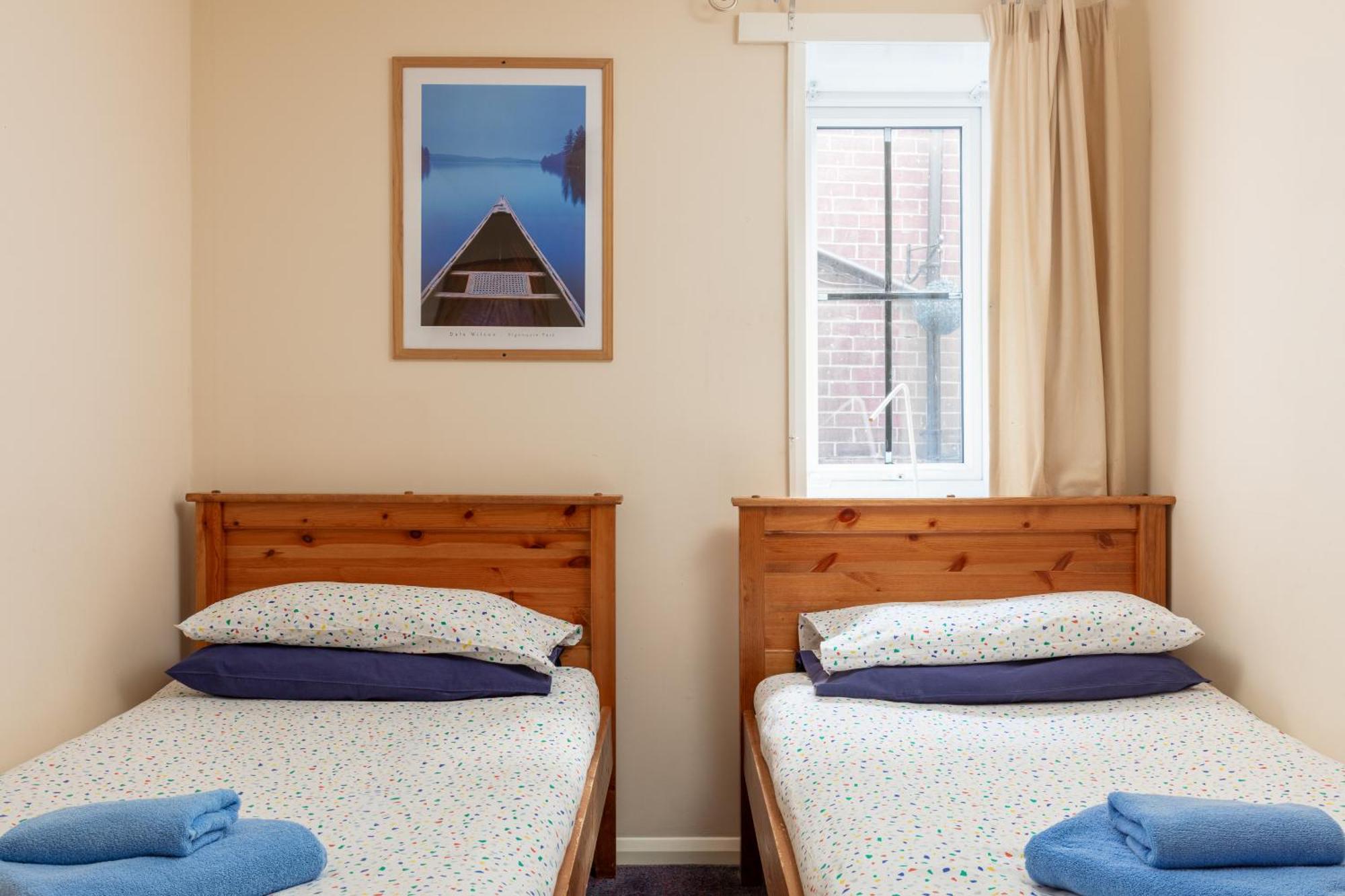 Discovery Accommodation Уитби Екстериор снимка