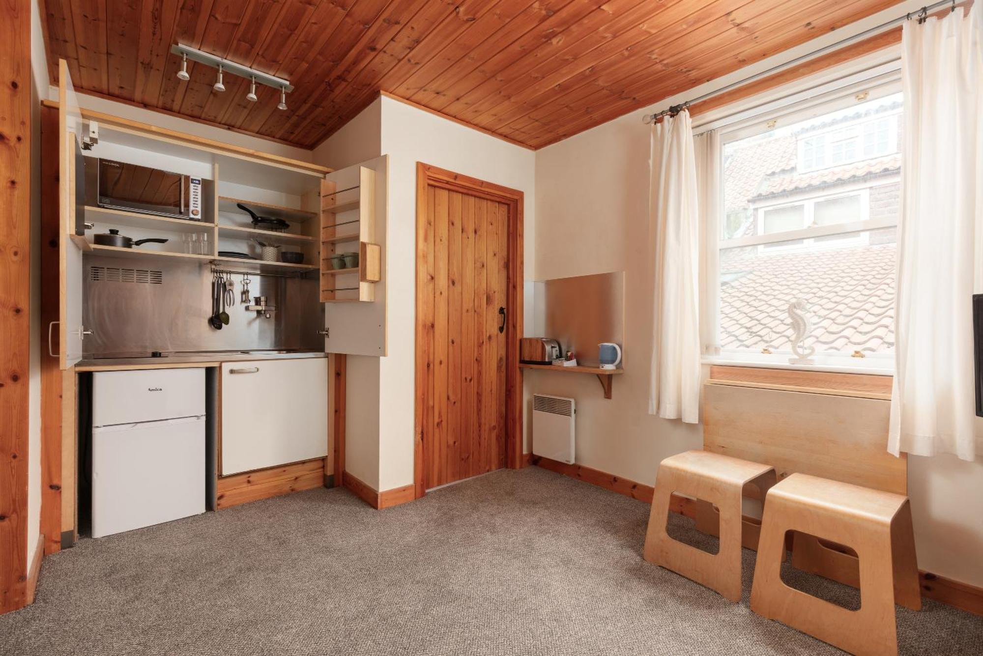 Discovery Accommodation Уитби Екстериор снимка