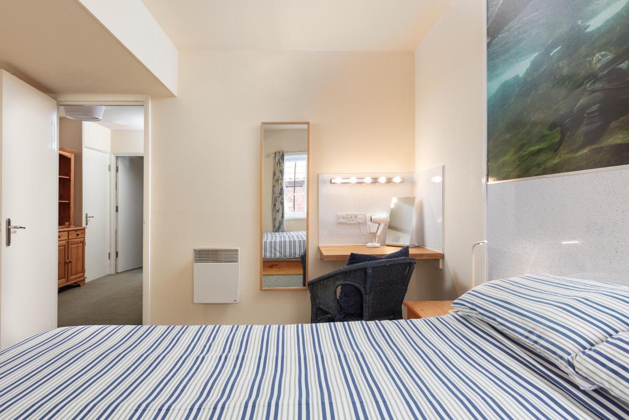Discovery Accommodation Уитби Екстериор снимка