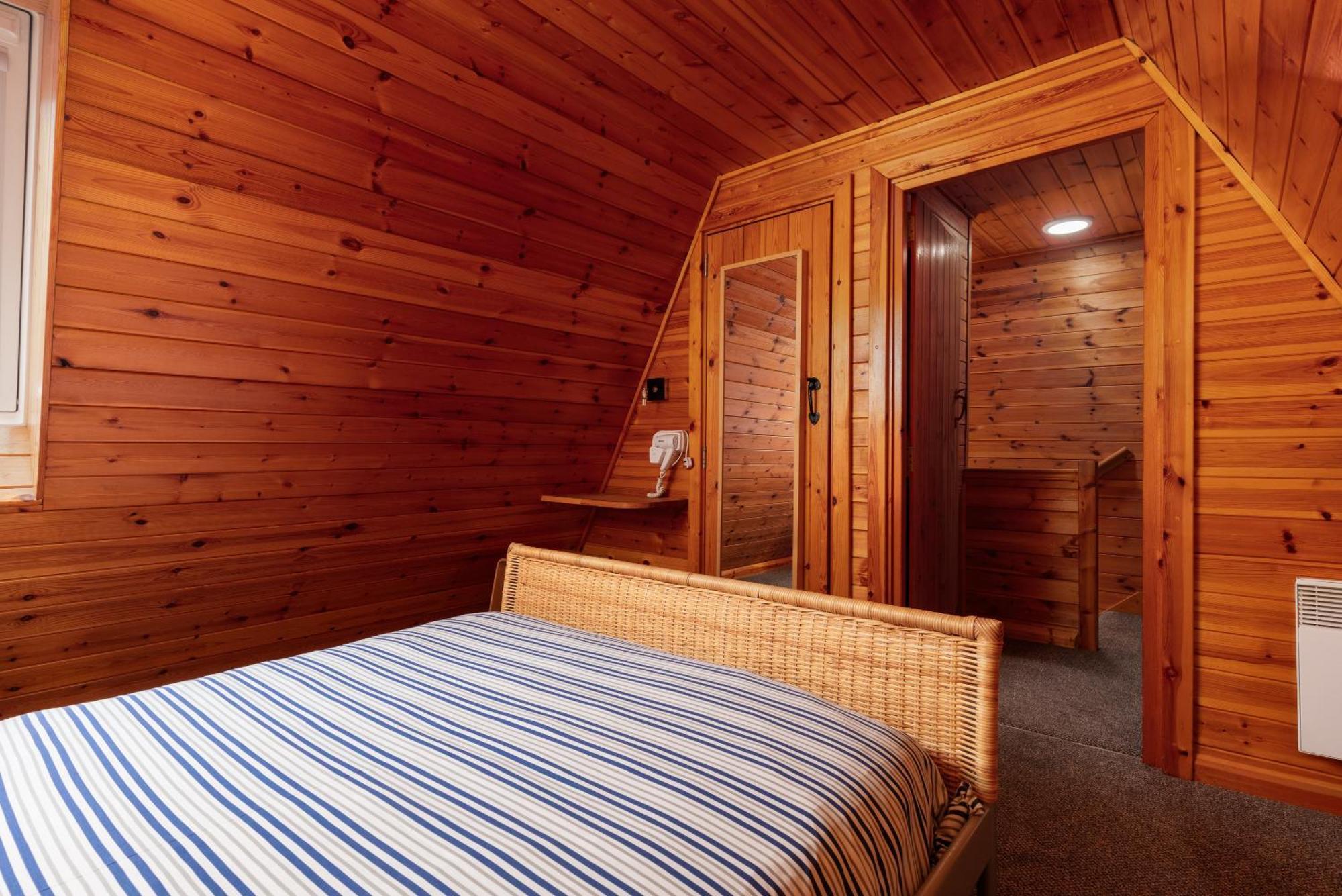 Discovery Accommodation Уитби Екстериор снимка