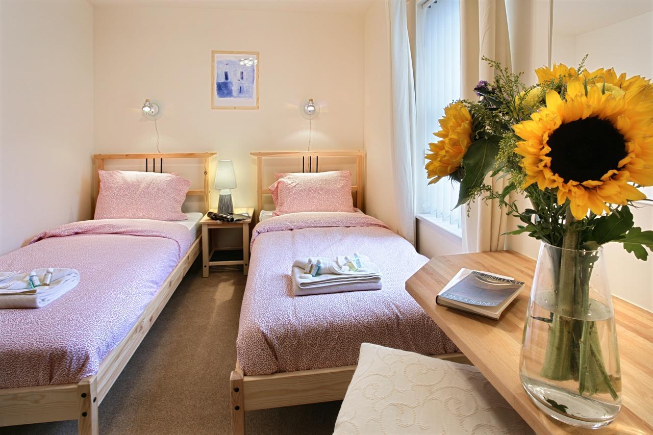 Discovery Accommodation Уитби Екстериор снимка
